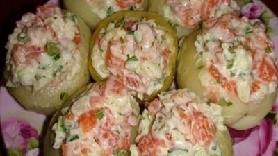 Картофель, фаршированный форелью и огурцом