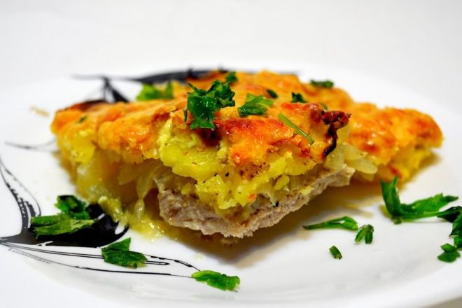 Картошка с мясом в духовке - рецепт с фото