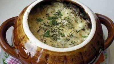 Картофель с фрикадельками и грибами в горшочках