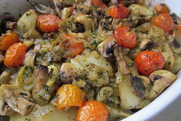 Картофель с грибами и помидорами в духовке
