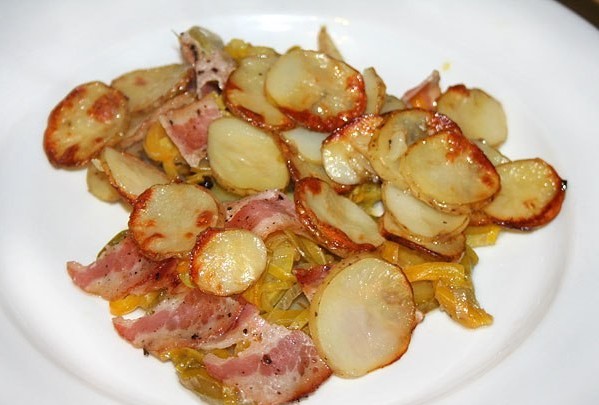 Картофель с кабачками, перцем и беконом
