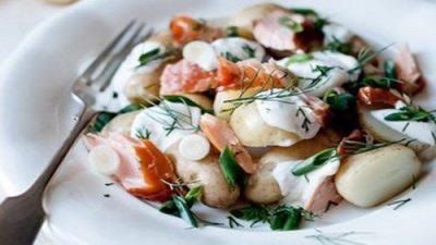 Картофель с копченым лососем под соусом из йогурта