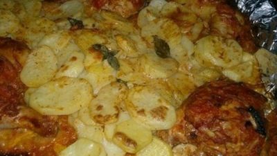 Картофель с курицей и сметаной в фольге