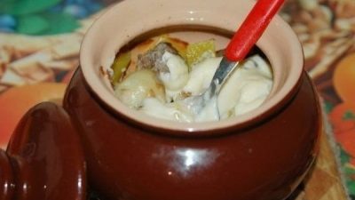 Картофель с мясным фаршем в горшочках