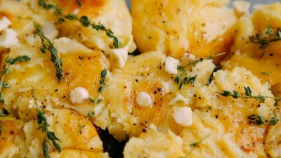 Картофель с сыром в чесночно-сметанном соусе