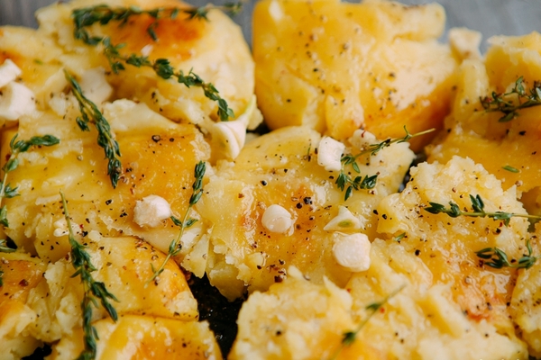 Картофель с сыром в чесночно-сметанном соусе
