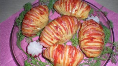 Картофель в фольге с ветчиной, сыром и чесноком