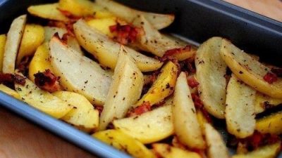 Картофель, запеченный с  беконом и базиликом