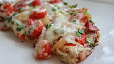 Картофельная пицца с колбасой и сыром