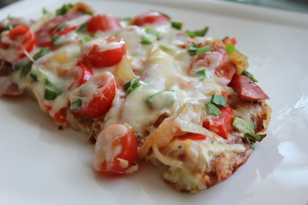 Картофельная пицца с колбасой и сыром