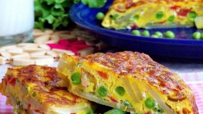 Картофельная тортилья с помидорами и горошком