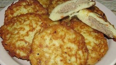 Картофельные драники с мясным фаршем на сковороде