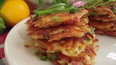 Картофельные драники с вареной колбасой