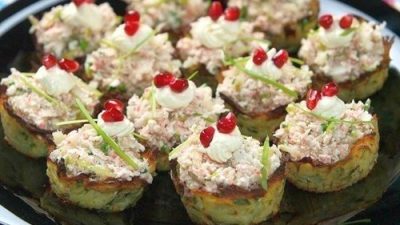 Картофельные гнезда с крабом и яблоком