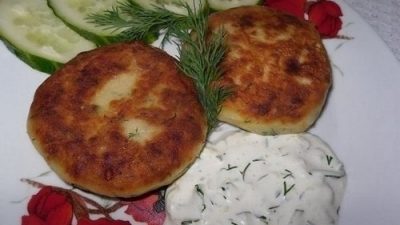 Картофельные котлеты с огуречным соусом