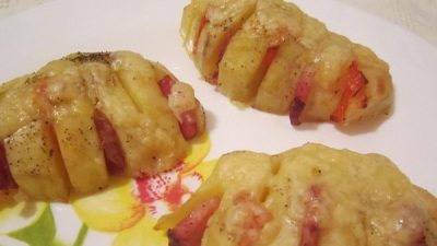 Картофельные ракушки с помидорами и ветчиной