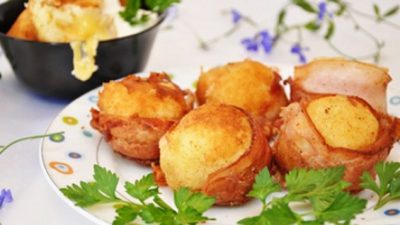 Картофельные шарики с сыром в беконе