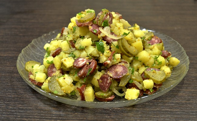 Картофельный салат с колбасками и маринованными огурцами