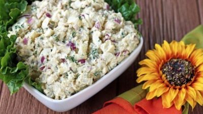 Картофельный салат с красным луком и яйцами