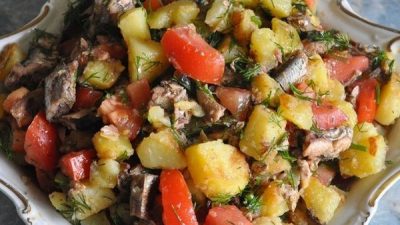 Картофельный салат со шпротами и помидорами