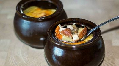 Картошка с грибами и мясом в горшочках — рецепт