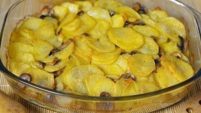 Картошка с шампиньонами и чесноком в сметане