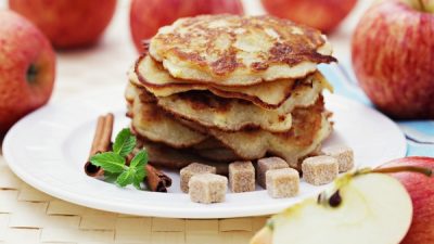 Кефирные оладьи с яблоком и корицей