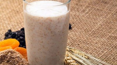 Кефирный коктейль с черносливом и отрубями