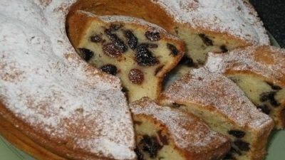 Кекс на йогурте с черносливом и изюмом