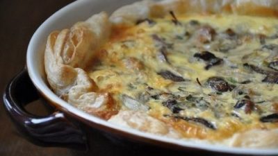 Киш Лорен из слоеного теста с грибами и сыром