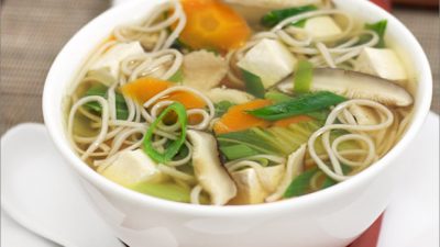 Китайский суп с лапшой и зеленым луком