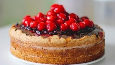 Классический бисквитный торт с ягодами