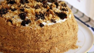 Классический «Медовик» с сухофруктами