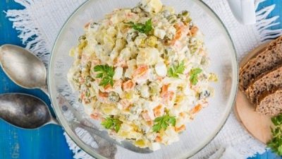 Классический салат «Оливье» с шампиньонами