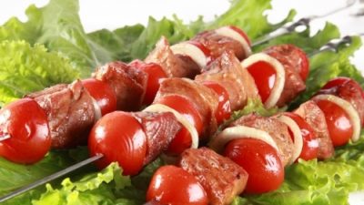 Классический шашлык из свинины с помидорами и луком
