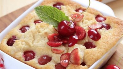 Классический ванильный клафути с вишней