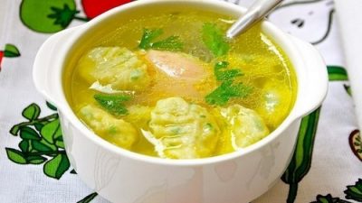 Клецки из шпината с куриным бульоном