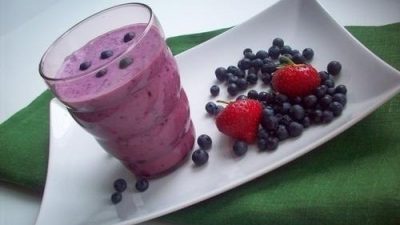 Клубнично-черничный напиток с молоком