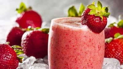 Клубничный смузи с молоком и ростками пшеницы