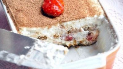Клубничный тирамису с творогом и бананом