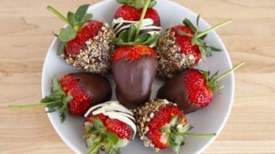 Клубника в темном и белом шоколаде с орехами