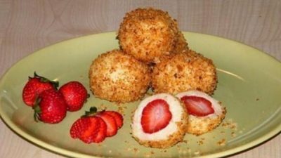 Кнедлики из творога с клубникой в посыпке