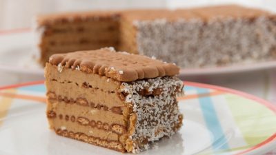 Кофейный торт с печеньем без выпечки