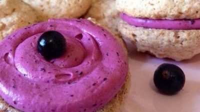 Кокосово-миндальное печенье с черничным кремом