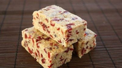 Кокосово-овсяные батончики с клюквой