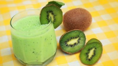 Коктейль из киви с корицей