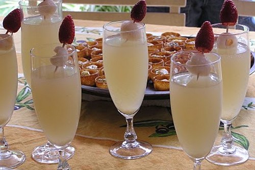 Коктейль с водкой, шампанским и имбирем