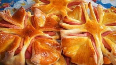 Колбасные цветочки из теста