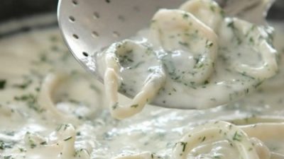 Кольца кальмара в сметане с зеленью