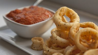 Кольца кальмаров с острым соусом по-домашнему